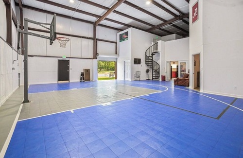 McCalla Haus | Hoops Haven 5-bedroom house in lovely McCalla
