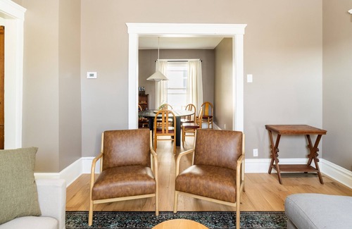 Kent Haus | Hop House is a calm home that comfortably sleeps 8. Walkable to downtown Kent!