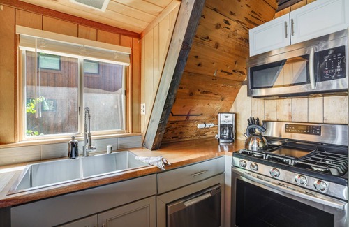 Talmont Kabine | Horizon by AvantStay | Stunning A-frame Cabin w/ Hot Tub, Billiards, Lake Views