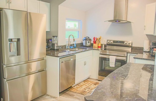 Bethlehem Haus | Horizon Lake Villa, chic and modern.