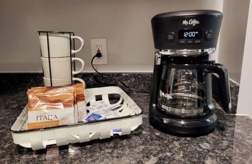 Bethlehem Haus | Horizon Lake Villa, chic and modern.