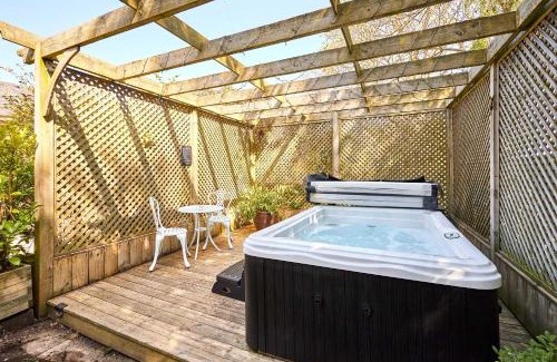 Akeld Haus | Host & Stay - Guards Van