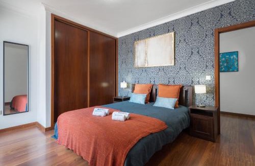 Bonfim Haus | Host Wise - Spacious Duplex House - Jacuzzi & Terrace