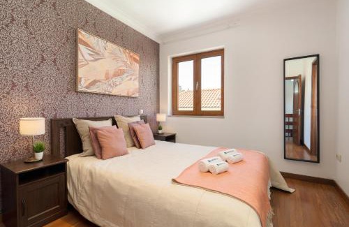 Bonfim Haus | Host Wise - Spacious Duplex House - Jacuzzi & Terrace