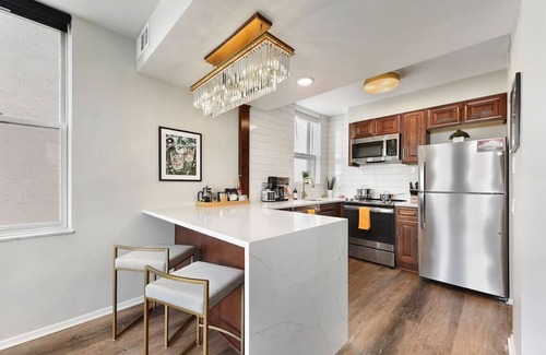 Mount Washington Wohnung | ★ HostWise Stays ★ Grandview Ave - Private Balcony with Stunning Skyline Views!