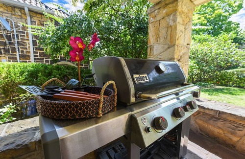 Squirrel Hill Haus | ★ HostWise Stays ★ Squirrel Hill Gem! Private Garage! Sleeps 10!