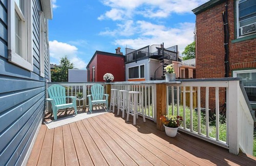 East Allegheny Haus | HostWise Stays - The "Row" House - Beautiful Space, Two King Beds