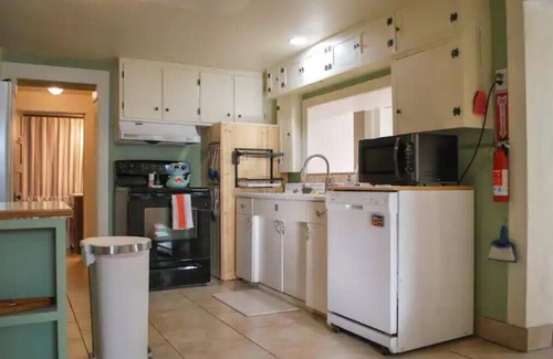 Manila Haus | Hot Tub + 5 Min to Lake + Playground + Boat/RV PKG + RV Plug