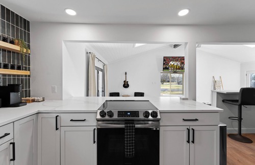 South Bend Haus | Hot Tub | 5 min to ND | Coffee Bar | Pool Table |