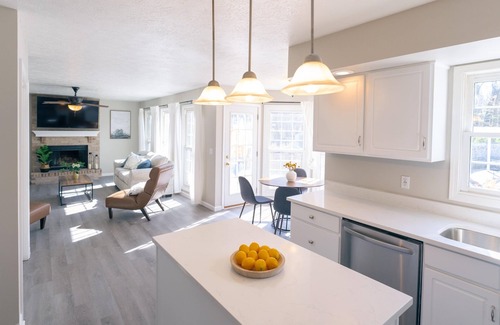 Granger Haus | *Hot Tub and Pool*2860ft²*King Bed*65" TV*1000Mbps