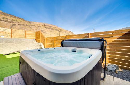 Kittitas County Haus | Hot Tub and Water Views High-End Vantage Retreat