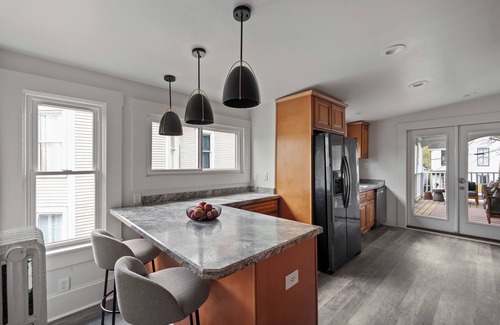 Frankfort Haus | HOT TUB ~Bourbon Duplex ~ 5mins to Buffalo Trace / Walking distance to downtown