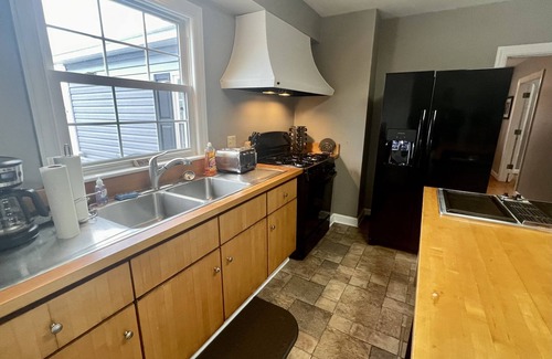 Halltown Haus | Whirlpool, Lagerfeuerring, günstige Lage, große Gruppen !!