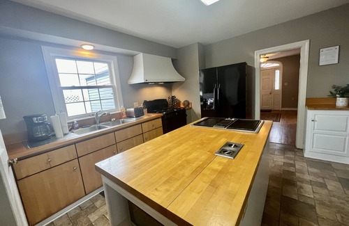 Halltown Haus | Whirlpool, Lagerfeuerring, günstige Lage, große Gruppen !!