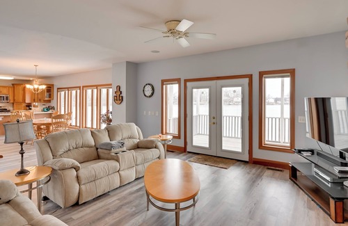 Hamilton Haus | Hot Tub & Dock: Waterfront Lake Hamilton Home