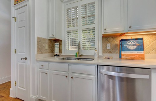 Big Canoe Haus | Hot Tub Downtime, Fireside Chats & Movie Nights Within 8,000-Acre Community - Mountain Grove Lodge