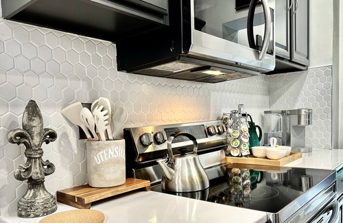 Weinland Park Haus | Hot Tub, Firepit, Cornhole, Foosball, King Beds, 2-car Garage, Walkable