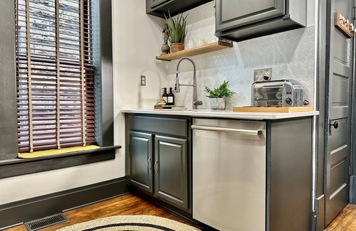 Weinland Park Haus | Hot Tub, Firepit, Cornhole, Foosball, King Beds, 2-car Garage, Walkable