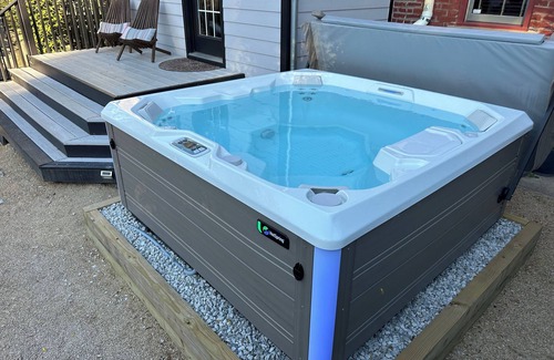 Weinland Park Haus | Hot Tub, Firepit, Cornhole, Foosball, King Beds, 2-car Garage, Walkable