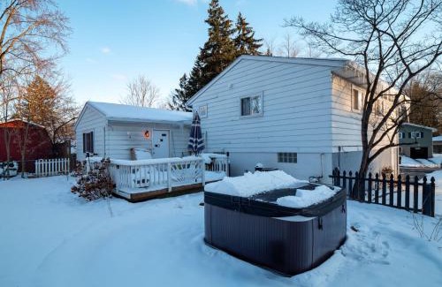 Northwest Akron Haus | Hot Tub, Game Room, 4 Bedrooms, Gorgeous Remodel