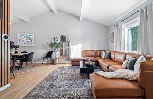 Northwest Akron Haus | Hot Tub, Game Room, 4 Bedrooms, Gorgeous Remodel