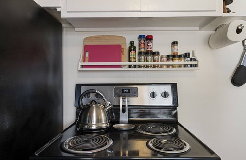 Glendale Haus | Relaxing Getaway w/ Hot Tub, BBQ, & Firepit Near Airport, Ski Resorts, & Downtwn