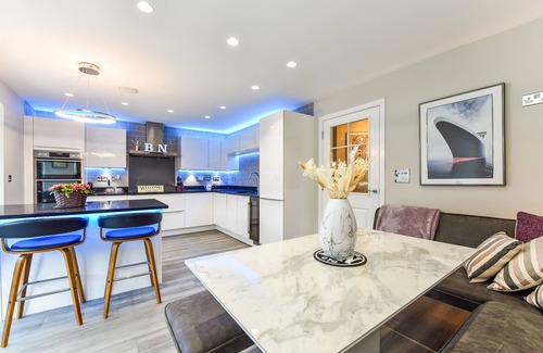 Clanfield Haus | Hot Tub House in the South Downs