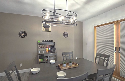 Leland Haus | Hot-tub/King Bed/Snowmobile Trail @ The Hemlock