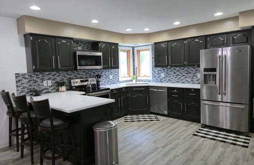 Leland Haus | Hot-tub/King Bed/Snowmobile Trail @ The Hemlock