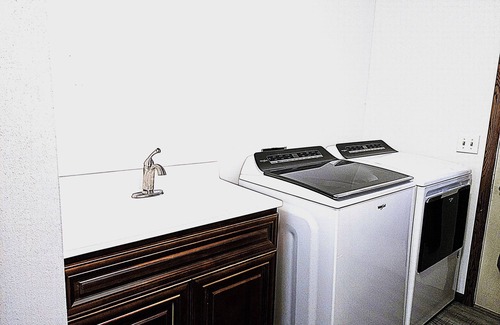 Leland Haus | Hot-tub/King Bed/Snowmobile Trail @ The Hemlock