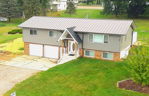 Leland Haus | Hot-tub/King Bed/Snowmobile Trail @ The Hemlock