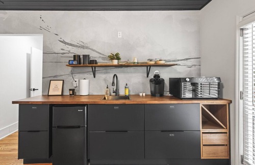 Reynoldstown Haus | Hot Tub|King Beds|Walkable|Bubbles & Brew Bungalow