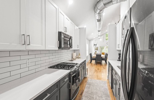 Reynoldstown Haus | Hot Tub|King Beds|Walkable|Bubbles & Brew Bungalow