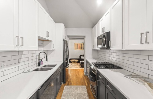 Reynoldstown Haus | Hot Tub|King Beds|Walkable|Bubbles & Brew Bungalow