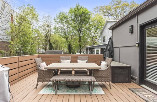Reynoldstown Haus | Hot Tub|King Beds|Walkable|Bubbles & Brew Bungalow
