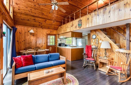Berkeley Springs Kabine | Hot Tub, Large Deck, WiFi, Fire Pit at Chalet Cabin