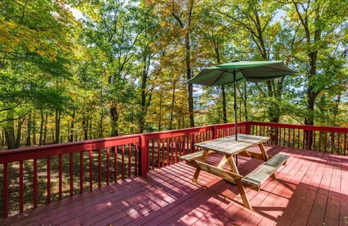 Berkeley Springs Kabine | Hot Tub, Large Deck, WiFi, Fire Pit at Chalet Cabin
