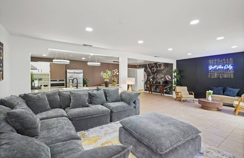 East Hemet Haus | Hemet Family Retreat - Pool - Jacuzzi - FirePit - Games - Gym -