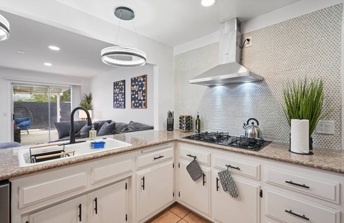 East Hemet Haus | Hemet Family Retreat - Pool - Jacuzzi - FirePit - Games - Gym -