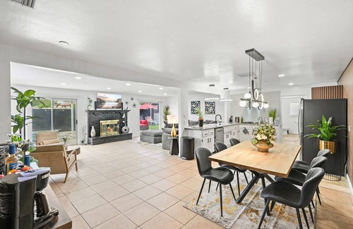 East Hemet Haus | Hemet Family Retreat - Pool - Jacuzzi - FirePit - Games - Gym -