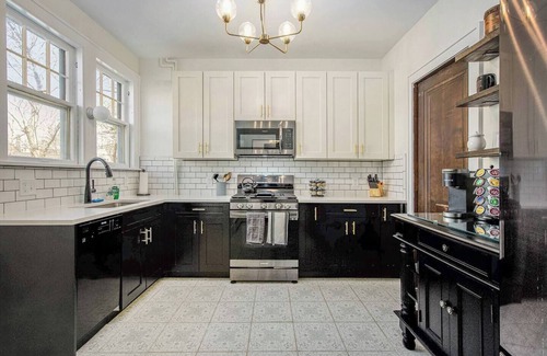 Burns Park Haus | The Chateau de James. 17 Bed. Walk to Stadium and Downtown. Steps to Burns Park