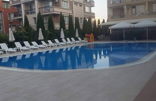 Nessebar Wohnung | Hotel apartment with a pool right across the street from the beach