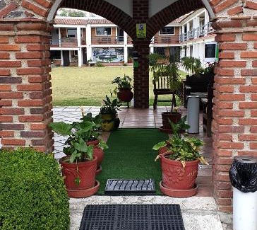 Villa del Carbon Hotel | Hotel Los Sauces