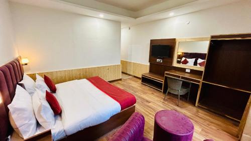 Old Manali Hotel | Hotel Ocean & Hotel Meadows Hill ! Rooftop Restaurant ! Near Hadimba Temple