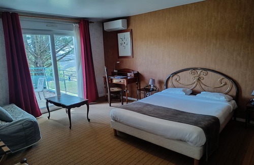 Saint-Pierre-Lafeuille Hotel | Hotel Restaurant La Bergerie