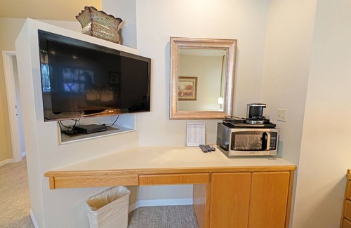 Century West Haus | Hotel-Style, King Bed, Ground Floor Condo-328B