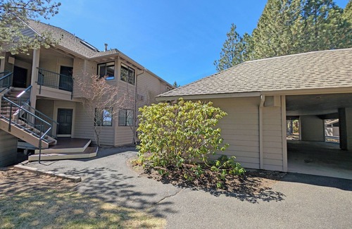 Century West Haus | Hotel-Style, King Bed, Ground Floor Condo-328B