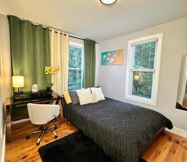 McGinley Square Haus | Hotel-Style, No Host, Professionally Managed ID265