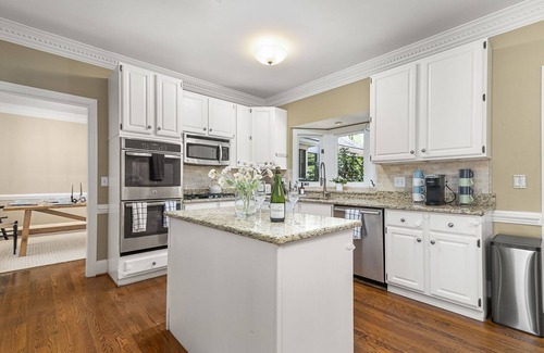 Greensboro Haus | HotTub, FirePit, Basketball, 15 Min To Sedgefield