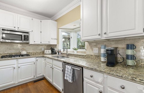 Greensboro Haus | HotTub, FirePit, Basketball, 15 Min To Sedgefield